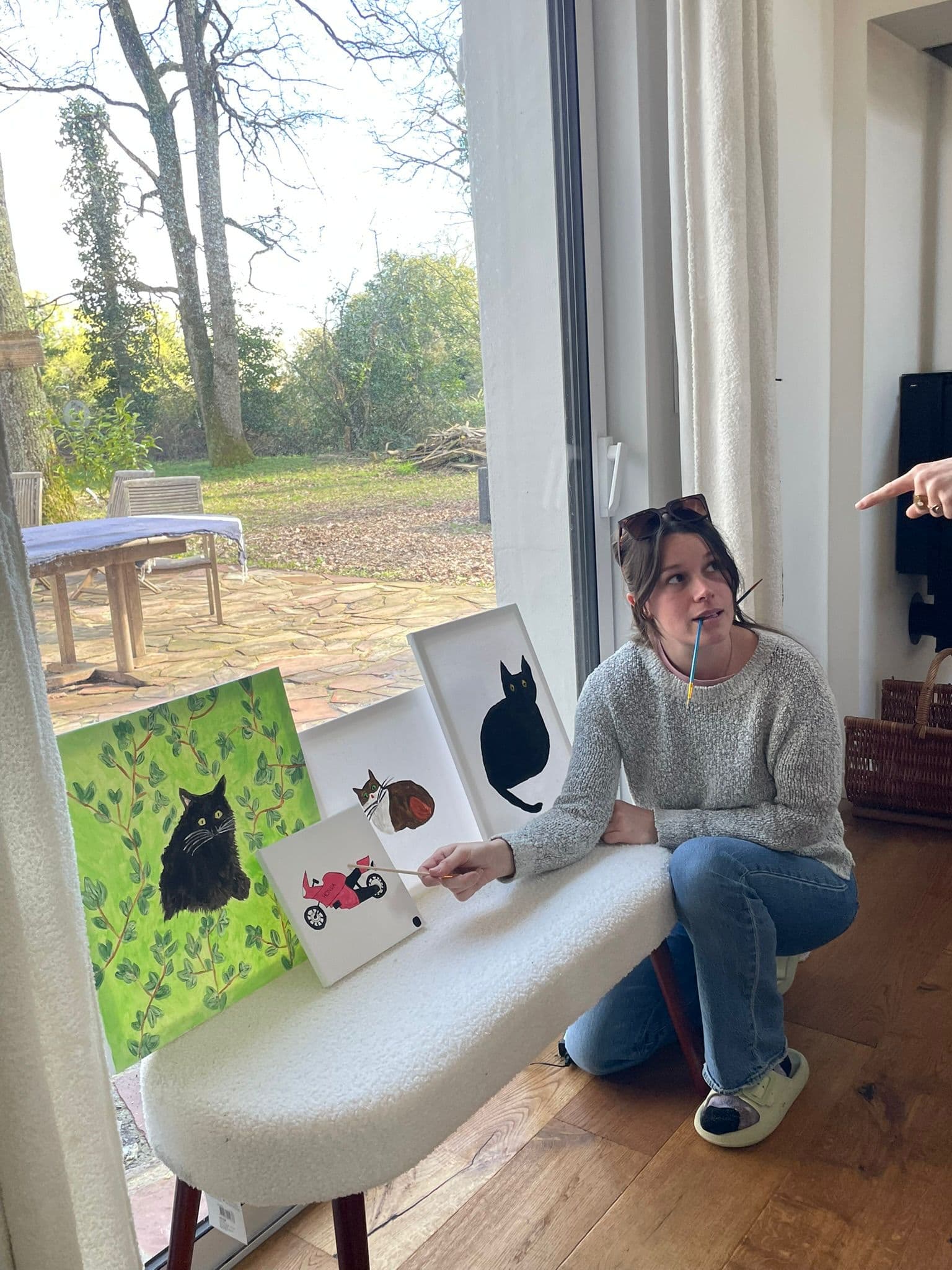 Peintropamoche, l'artiste, entourée de ses peintures